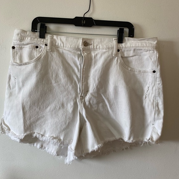 Abercrombie & Fitch White Mom Jean Short Size 18 / 34 - Picture 1 of 9